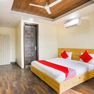 Hotel Oyo 71521 Crown